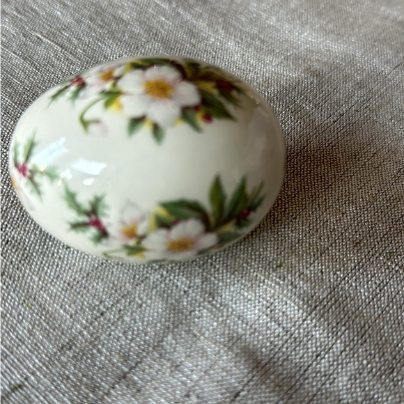 Porcelain egg “December” - Picture 1 of 4